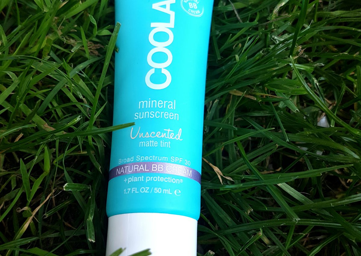 Geen glimmend hoofd meer in de zon?Review: Coola Mineral Sunscreen, Natural BB Cream.