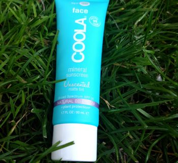 Geen glimmend hoofd meer in de zon?Review: Coola Mineral Sunscreen, Natural BB Cream.