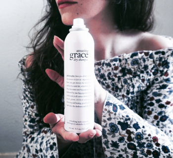 Waarom zou je minder vaak je haar wassen en hoe blijft je haar toch fris? Review: ﻿Philosophy Amazing Grace Dry Shampoo